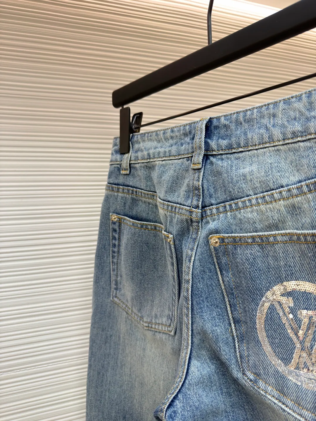 LOUIS VUITTON Pocket letter sequin jacquard high-waist bootcut jeans [Women's clothing] ●Original version: purchased and developed by 16979 ●Item number: 1682407-B40 ●Fabric: denim fabric ●Technology: jacquard production ●Color: blue ●Version: fitted version ●Weight: about 735 grams ●Size: 34-36-38-40 ●Description: These Louis Vuitton wide-leg jeans are made of 12-ounce heavy-weight denim, which has been treated with a combination of stone washing and enzyme washing to create a natural aged whitening effect while retaining the crisp texture of the fabric. The front pocket area of the trousers is hand-inlaid with rhinestones, which are arranged around the LV classic logo. Fixed-point marks are made before inlaying, and then fixed with metal claw nails, which are firm and will not fall off and have a strong luster. The waistband of the trousers uses a classic I-shaped buckle and brass zipper combination. The I-shaped buckle is engraved with the brand logo and has been electroplated and anti-oxidation treated. The side seams and inner flaps are made of double-needle sewing technology. High-density stitching of 10 needles per centimeter ensures durability. The trouser legs are overlocked. The belt loops at the waist are reinforced and sewn with double-layer denim, and the back pocket adopts the brand's classic curved stitching design. The overall craftsmanship combines a retro wash effect with exquisite decoration, which not only meets the style requirements of wide-leg pants, but also highlights the brand's craftsmanship. The overall wiring is straight and delicate, the fabric is comfortable and soft, and the color is consistent without color difference. It can be matched with the same style to create a fashionable look and control various occasions. Customized accessories, complete with three standards, same style for men and women!